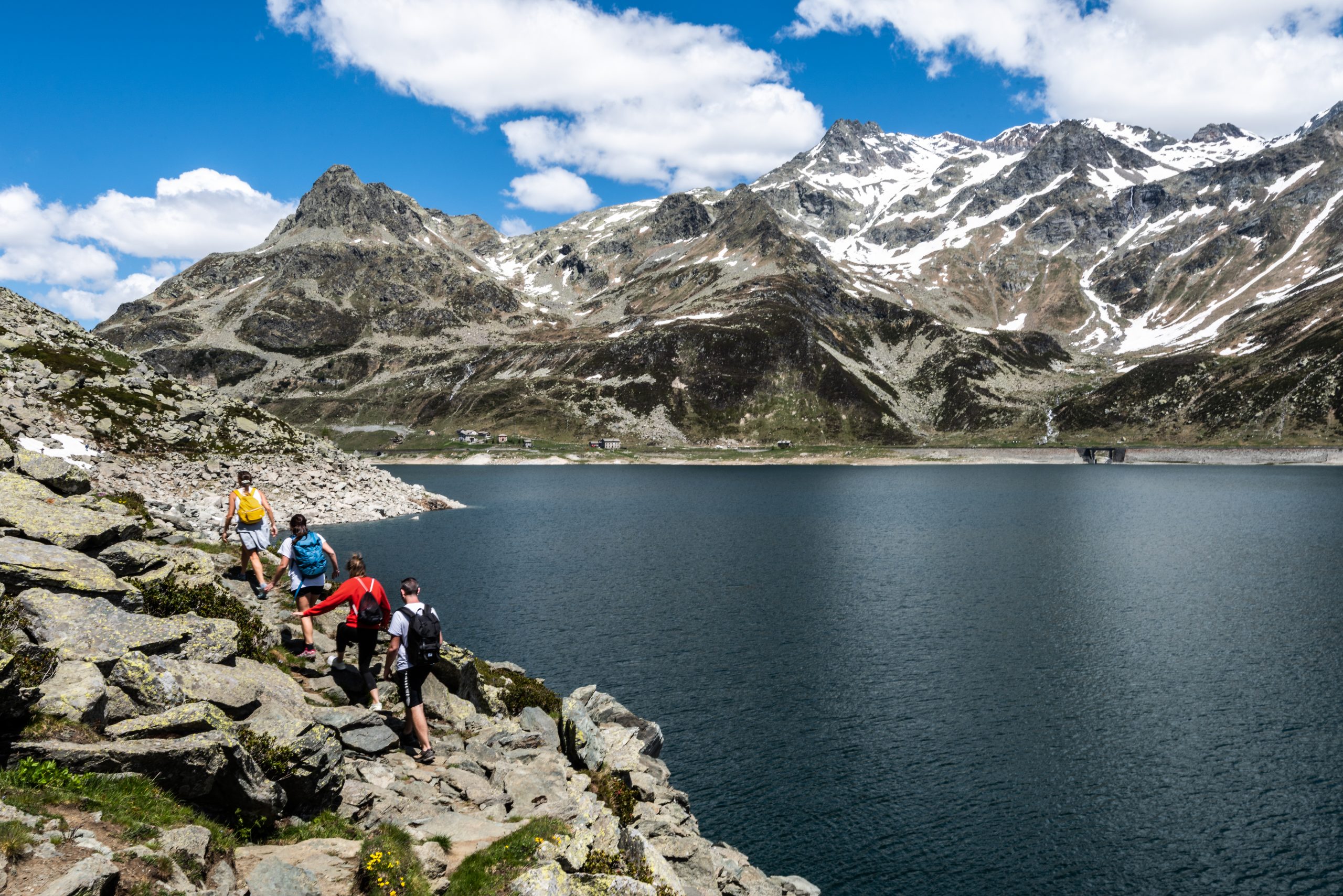 スプルーガ経由: 家族と一緒にスイスとイタリアのアルプスをハイキング